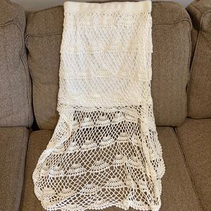 Women’s high low “crochet” shirt size medium